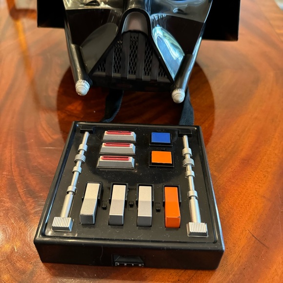 Rare!! 2004 Darth Vader Mask Sounds & Electronic Voice Changer Lucas Film - Picture 4 of 12
